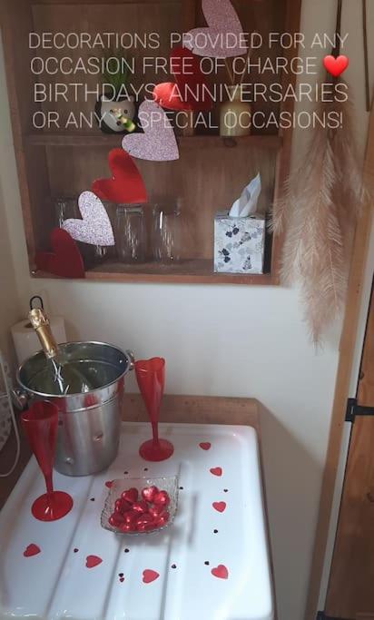 Anglesey New Modern Shepherds Hut With Spa Hot Tub Gwalchmai Exterior photo